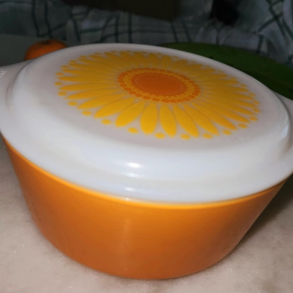 Vintage Pyrex Daisy Pattern casserole dishes - Picture 6 of 7